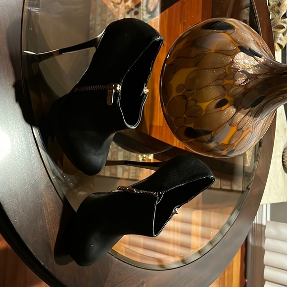 Black leather booties gold zipper - Picture 1 of 1